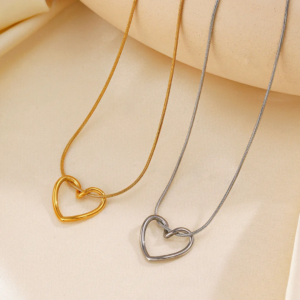 Collier Chaîne Serpent avec Pendentif Cœur Évidé Elégant